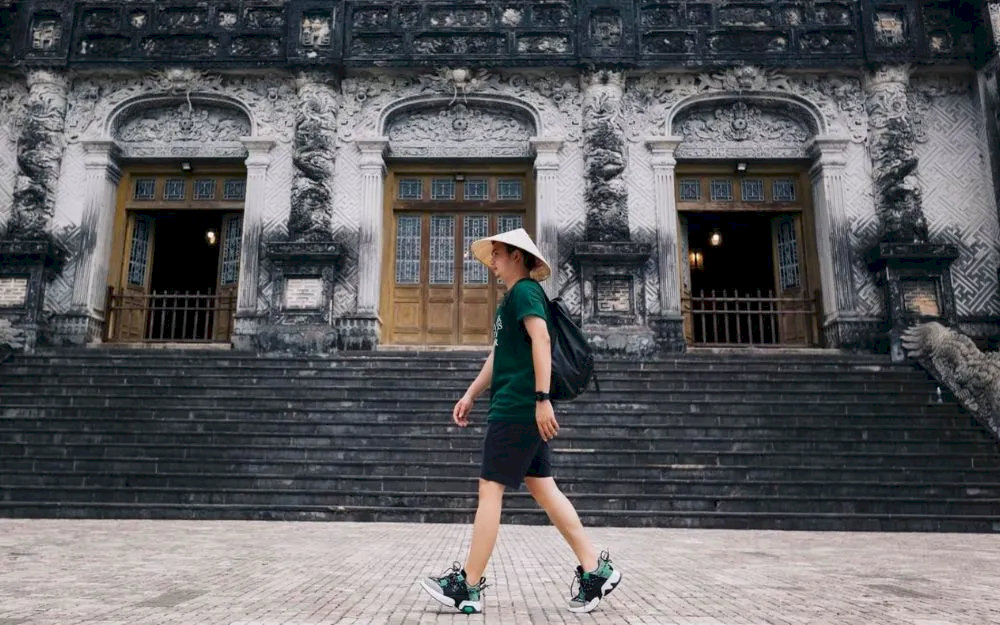 Áo polo kết hợp với short tạo vẻ năng động, trẻ trung